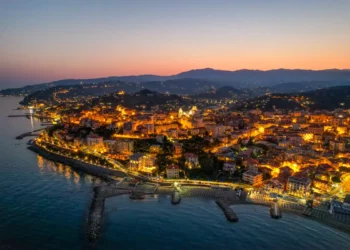 Imperia nocą z drona