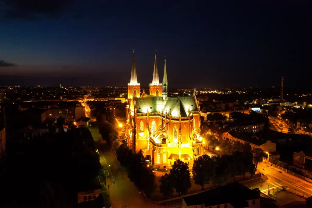 Bazylika archikatedralna Świętej Rodziny w Częstochowie z drona nocą