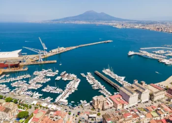 Castellammare di Stabia z portu widok na Wezuwiusz