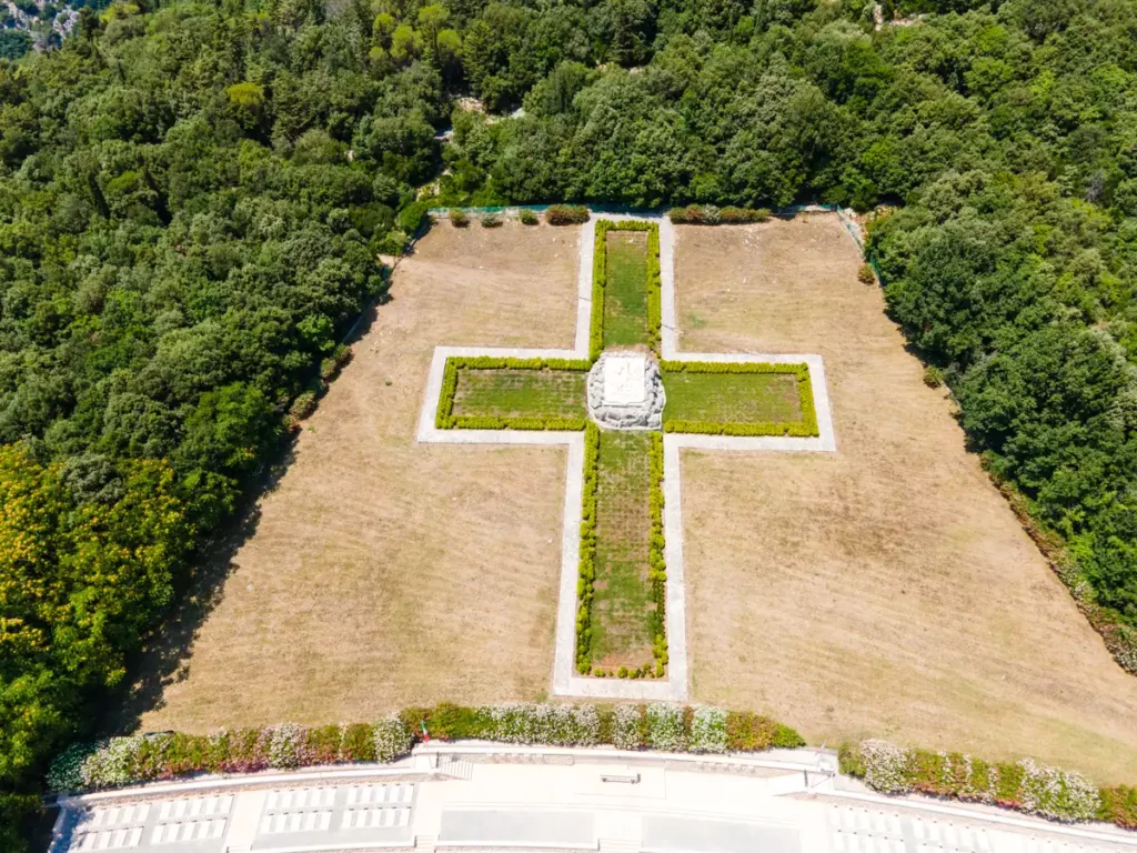 Polski Cmentarz Wojenny na Monte Cassino krzyż