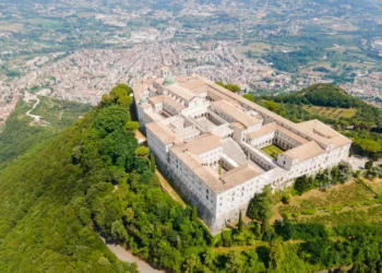 Klasztor Monte Cassino z góry wraz z miastem Cassino