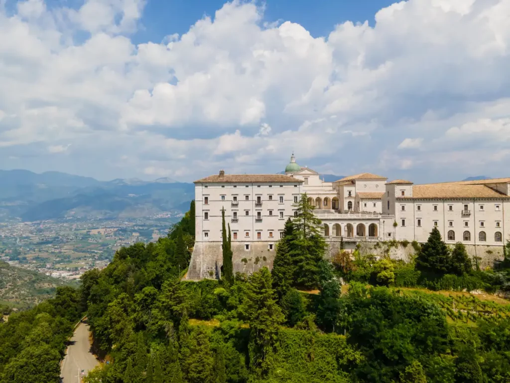 Klasztor Monte Cassino od zachodu z drogą prowadzącą do klasztoru