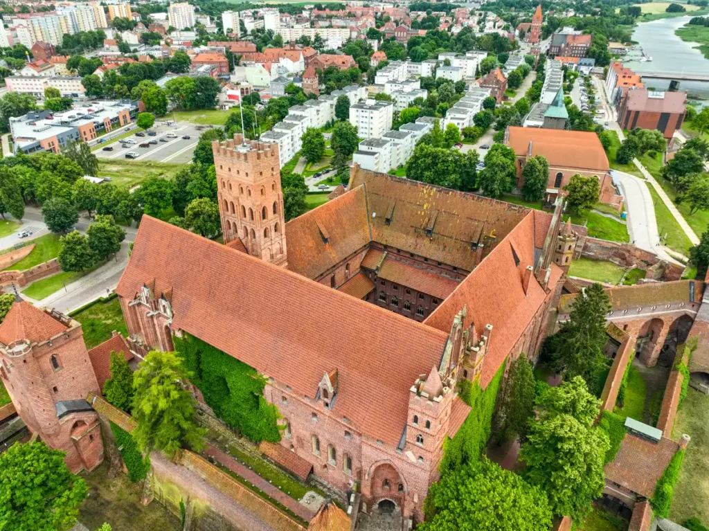Zamek Malbork z drona, widok na miasto