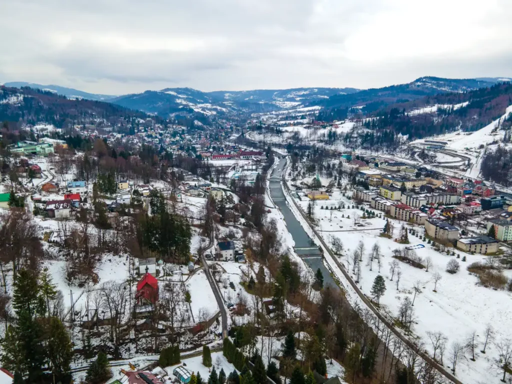 rzeka Wisła zimą z drona