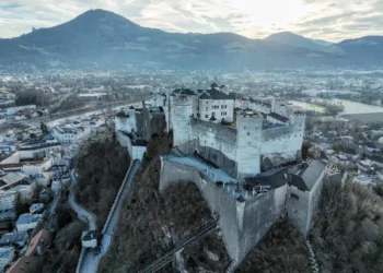 Twierdza Hohensalzburg widok na miasto