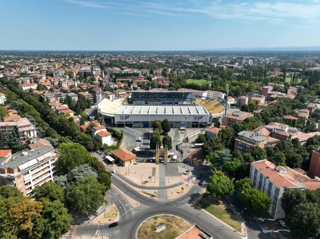 stadion w parmie z miasta