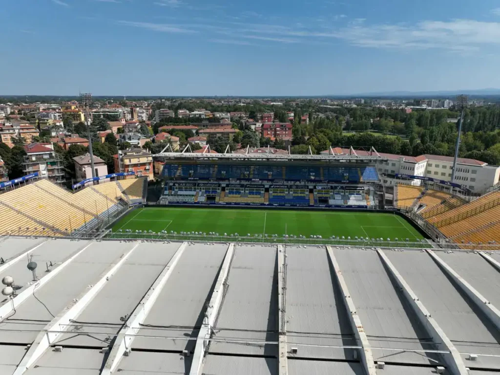 stadion w parmie z dachu