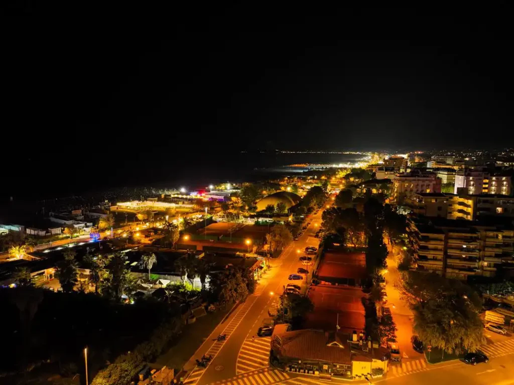 widok na dyskoteki w rimini