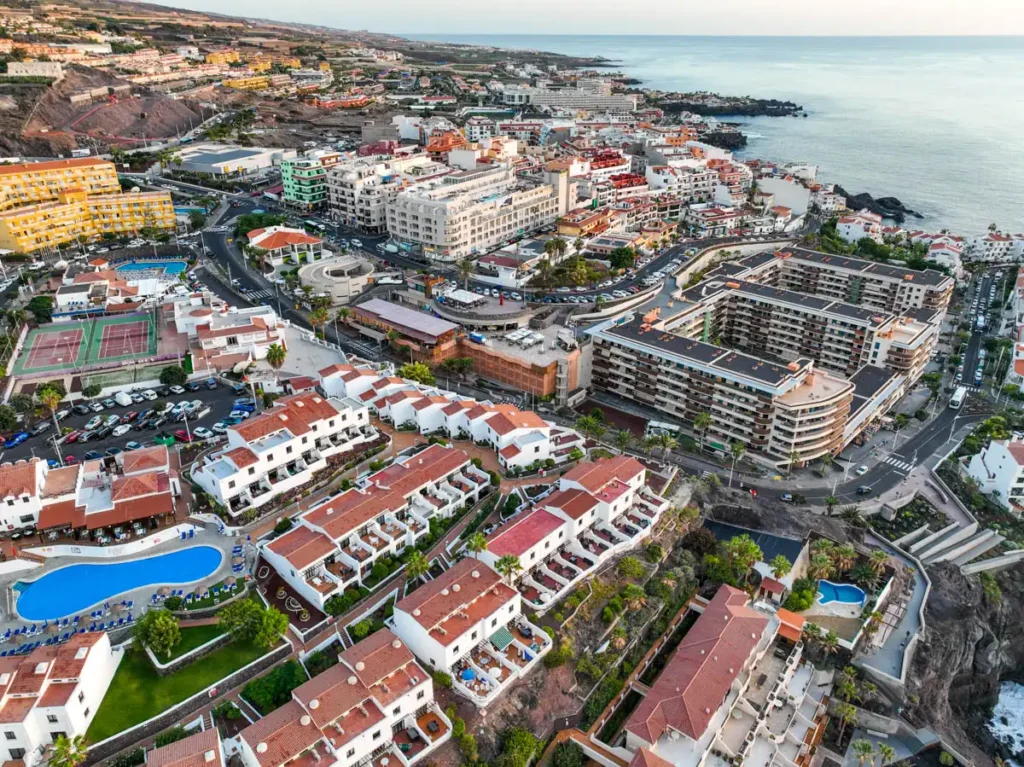 Uliczki miasteczka Los Gigantes