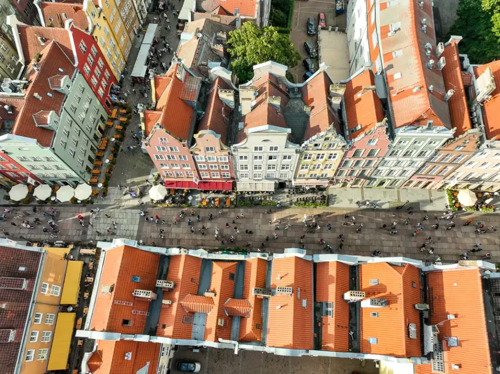 glowny deptak w gdansku z drona