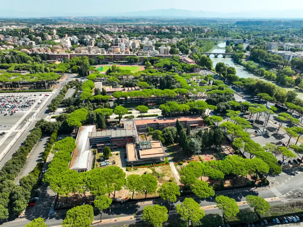 Słoneczny krajobraz Rzymu z wijącą się rzeką Tyber i zalanym słońcem Stadio Olimpico, widok z lotu ptaka