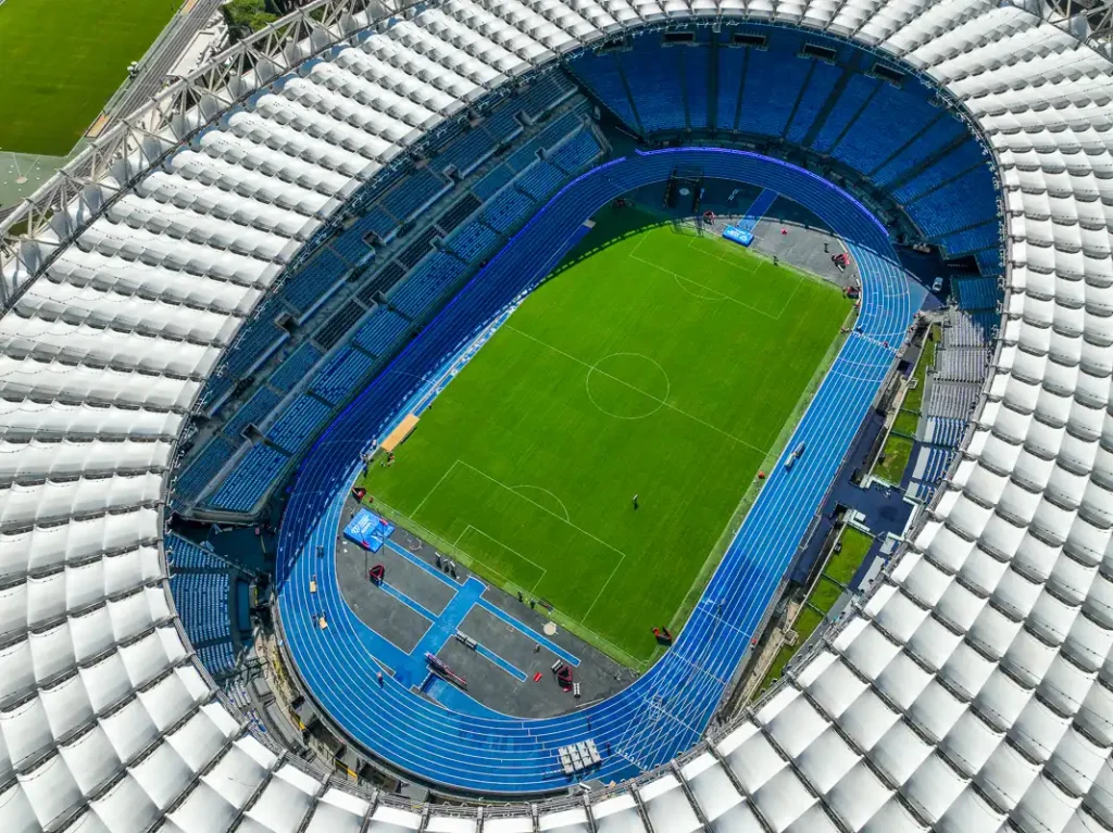 Słoneczny widok z drona na infrastrukturę drogową i otoczenie Stadio Olimpico w Rzymie.