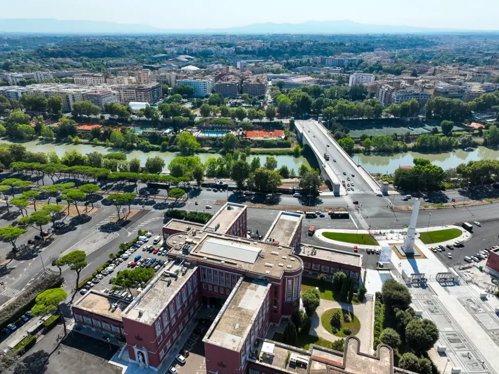 Słoneczny krajobraz Rzymu z wijącą się rzeką Tyber i zalanym słońcem Stadio Olimpico, widok z lotu ptaka